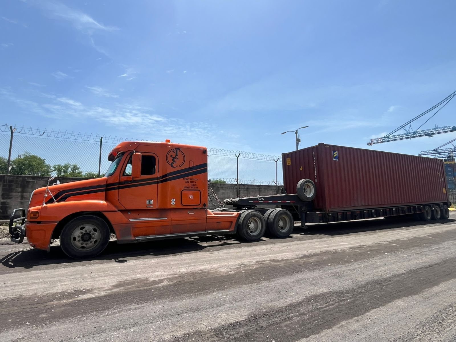 Contenedor de 40 pies sobre lowboy en el puerto