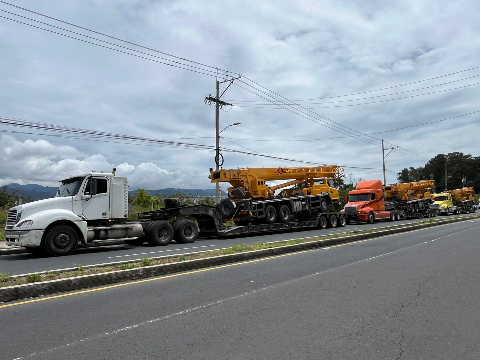 Convoy de grúas telescópicas en carretera
