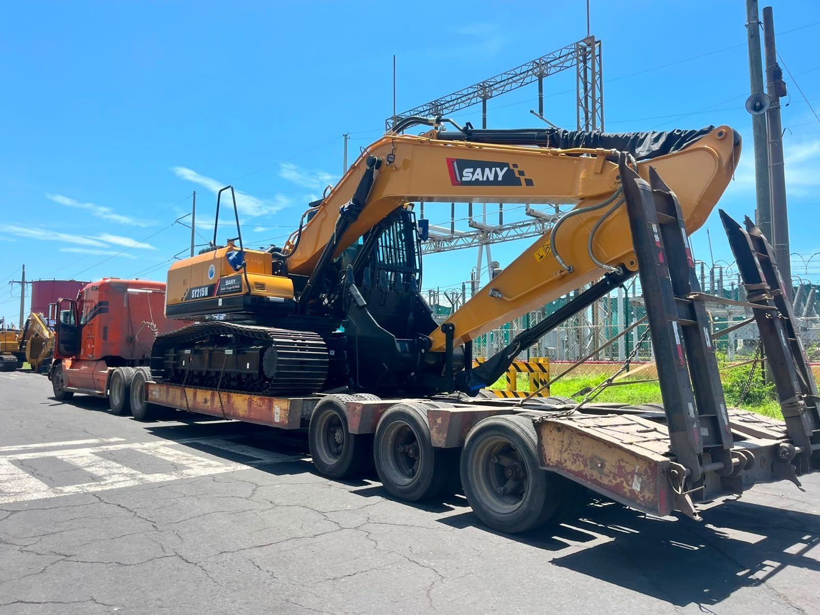 Excavadora SANY en lowboy