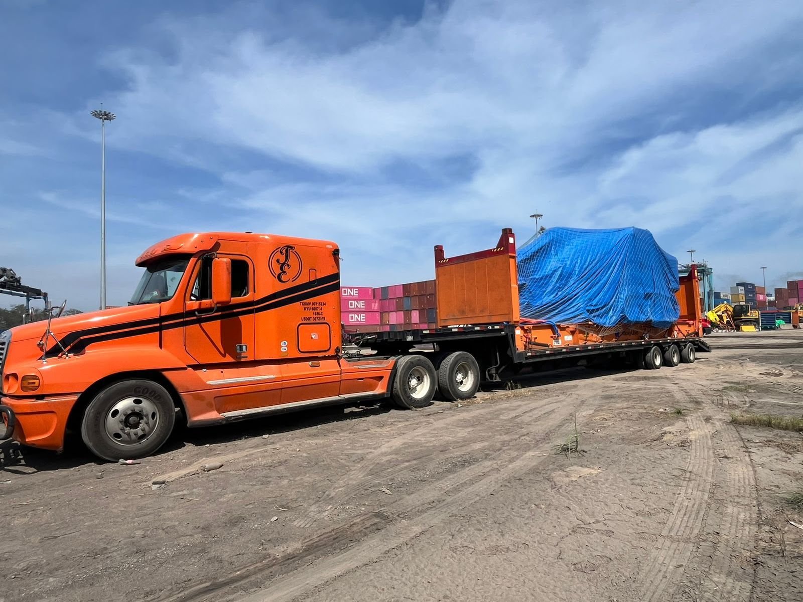 Carga en flat rack cubierta con lona