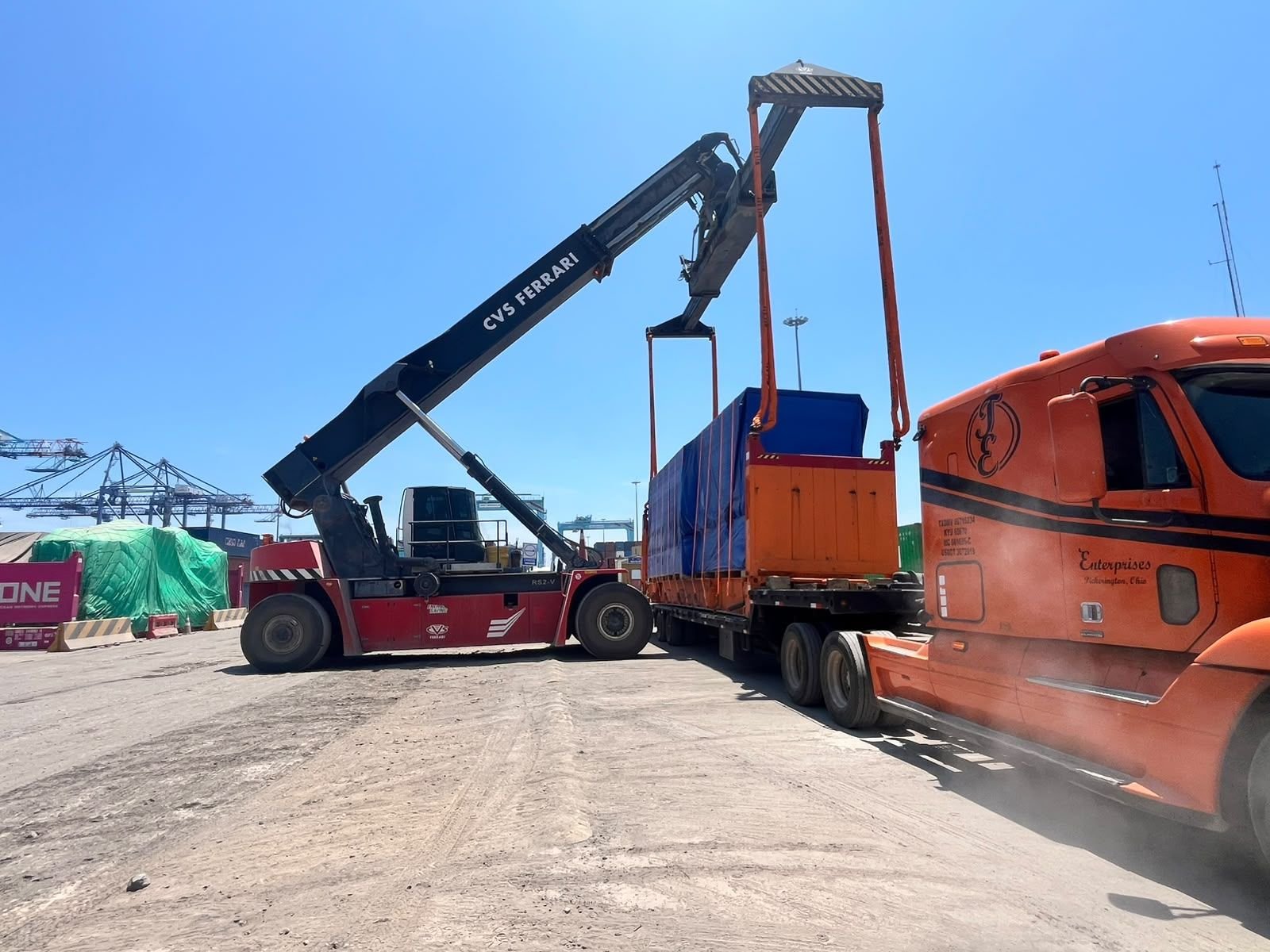 Trasiego de flat rack con reach stacker